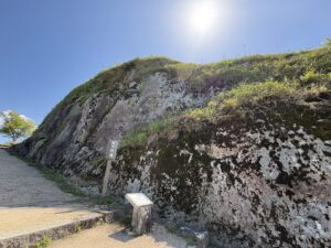 巨岩　岩山